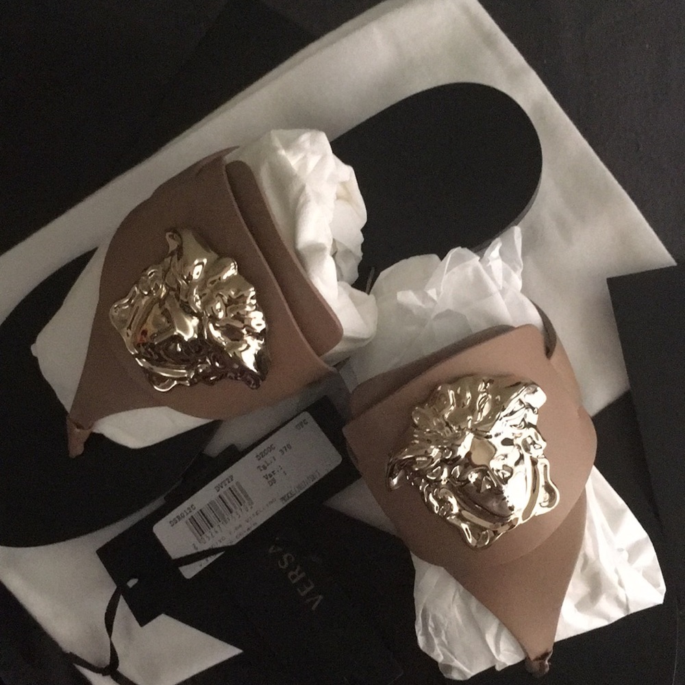 Versace Palazzo Flat things sandals Sz 37 NUDE